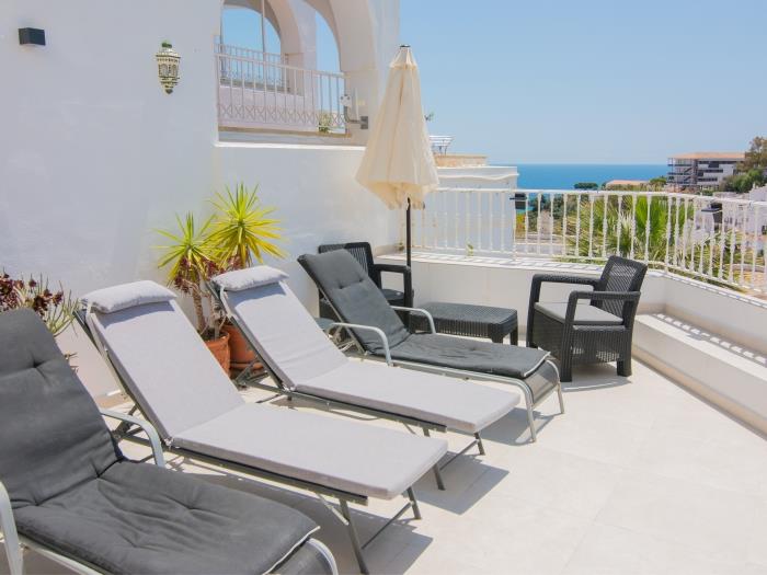 2 bedroom apartment with communal pool