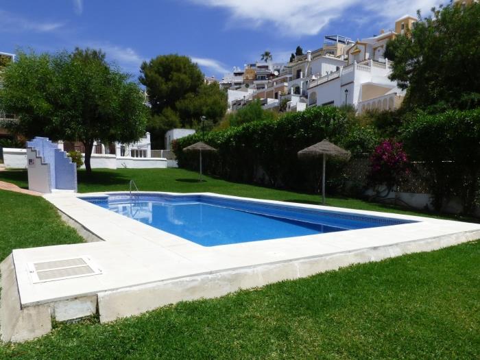 2 bedroom apartment with communal pool