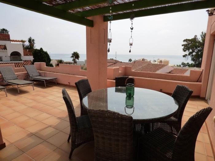 2 bedroom apartment with communal pool