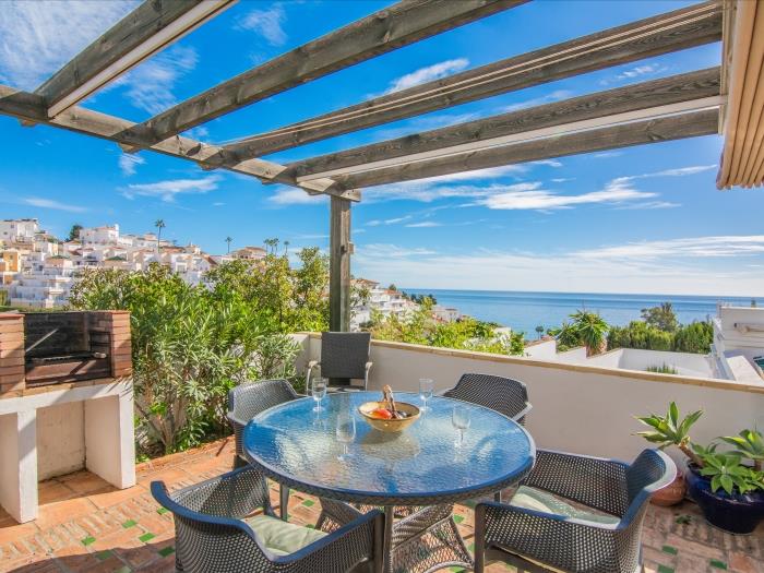 3 bedroom apartment with communal pool
